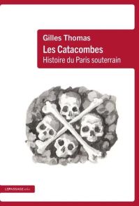 Couverture du livre Les Catacombes – Histoire du Paris souterrain de Gilles Thomas, sur fond blanc avec des éléments graphiques rouge foncé. Au centre, une illustration en noir et gris représente plusieurs crânes et ossements disposés devant un mur de pie