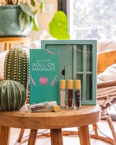 Boîte du coffret Mes petits roll-on magiques montrant des illustrations de cristaux et de fleurs. Un set de bien-être épuré pour combiner pierres et huiles essentielles.