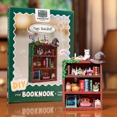 Boîte du Mini Book Nook Kit DIY “Magic Bookshelf” avec étagère miniature magique et modèle assemblé, décor vert avec éléments de sorcellerie et ambiance féerique. Achat sur Divertistore.com.