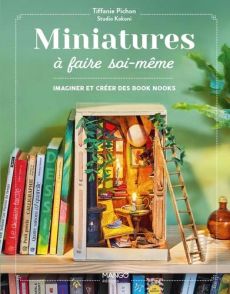 Couverture du livre "Miniatures à faire soi-même - Imaginer et créer des book nooks" de Tiffanie Pichon (Studio Kokoni) aux éditions Mango. On y voit un book nook en bois inséré dans une bibliothèque, décoré avec une échelle et des mini-livres.