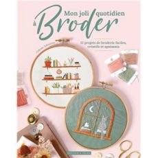 Couverture rose pastel de "Mon joli quotidien à broder" par Celeste Johnston, illustrée de deux tambours de broderie (bibliothèque et chat à la fenêtre). Achat sur Divertistore.com.
