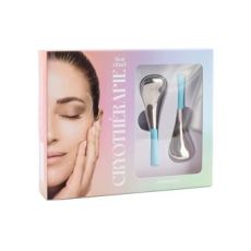 Coffret Mon Rituel Cryothérapie des éditions Marabout, aux couleurs rose pastel et vert menthe. Visuel présentant un visage féminin aux yeux fermés et deux cryo spoons métalliques avec des manches bleu clair, visibles à travers une fenêtre transparente.
