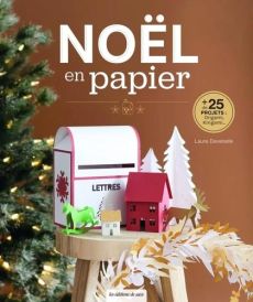 Couverture du livre "Noël en papier" de Laure Devenelle publié aux Éditions de Saxe. L'illustration met en scène sur un tabouret en bois une boîte aux lettres rouge et blanche pour le Père Noël marquée "LETTRES", une petite maison rouge, un cheval à bascu