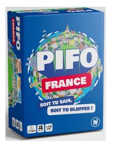 Face avant de la boîte du jeu d'ambiance Pifo France. Sur un fond bleu vif, le titre apparaît en très grandes lettres blanches et rouges au centre d'une illustration sphérique représentant un globe miniature recouvert de monuments typiques et de façades d