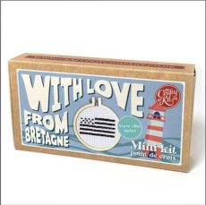 Mini broderie point de croix représentant un drapeau breton dans un petit tambour en bois, motif noir et blanc sur toile Aïda.