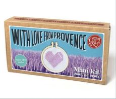 Boîte du mini kit point de croix With Love from Provence avec illustration lavande et motif cœur à broder, ambiance sud de la France.