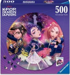 Boîte violette du puzzle rond Ravensburger K-Pop Demon Hunters de 500 pièces, inspiré du film Netflix. L'illustration circulaire représente les trois héroïnes Rumi, Mira et Zoey du groupe HUNTR/X, dans des tenues colorées, entourées de créatures fantastiq