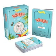 Face avant du coffret Tatouages à broder par Caro Tricote montrant le livret technique et les cartes de modèles. Un kit créatif complet pour broder.