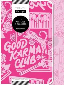 Couverture de la pochette "Travel therapy : Voyage bicolore" illustrée par Studio Jonesie. Le visuel rose fuchsia au style pop met en scène un tigre bondissant au-dessus de l'inscription "Good Karma Club", entouré de motifs floraux et d'une boîte d'allume